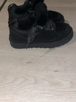 Svarta Ugg lowmells skor - Stilrena svarta lowmells från UGG storlek 41. Tyvär följer inte låda med då jag slängt den