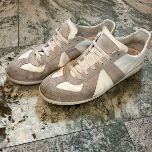 Vita Gats Maison Margiela - Vita Gats brandade Maison Margiela, har använt de under vintern i typ 2 månader och de är i väldigt bra kvalité. Du hajjar nog varför de är billiga🇨🇳.                    Vid minst fråga så är det bara att skriva ✍️ 