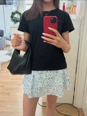 Vit volangkjol - Zara kjol. Knappt använd!  Storlek 13-14 år. Skulle säga det är som en vanlig Xs. Shorts under kjolen.