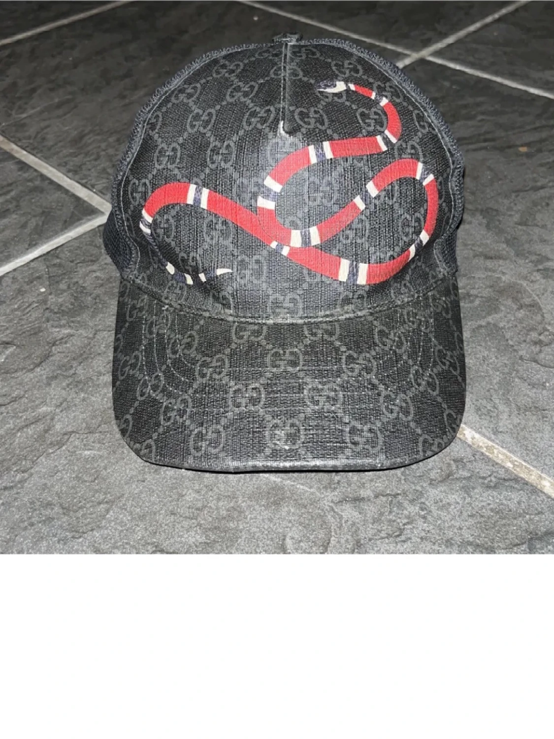 Gucci keps med orm-motiv