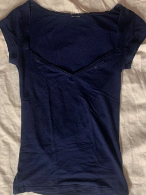 marinblå topp - använt flera gånger men är fortfarande i bra skick. har några defekter som ni ser på bild 3-4(det är endast lim)🩷