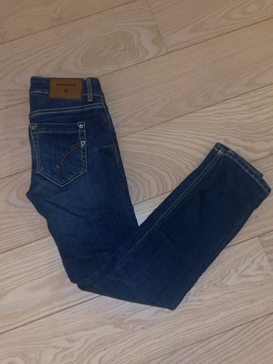 Mörkblå jeans från Dondup