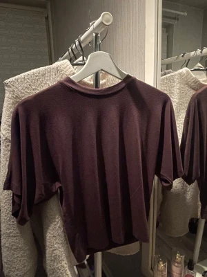 Brun topp - Aldrig använd. Helt ny, säljes då jag inte använder den alls. Jätte fin men måste tyvärr rensa garderoben 🙈 Jätte skönt material