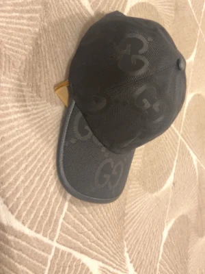 Svart Gucci keps  - Svart Gucci keps helt ny, finns i S och M. Dm för vilken fråga som helst!🫡