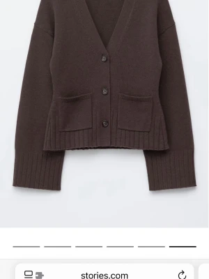 Brun kofta med fickor & knappar💖💖 - Mysig brun kofta från & Other Stories med v-ringning, tre knappar framtill och två stora fickor. Koftan har ribbade muddar och en något boxig, croppad passform. Perfekt att slänga över en topp för en chill look. HELY NY