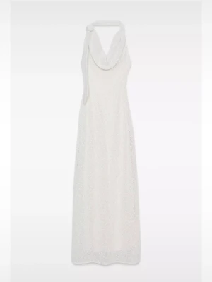 Vit långklänning med halterneck - Elegant vit långklänning med halterneck och draperad urringning. Klänningen har en smickrande passform och är tillverkad i ett lätt, glittrigt material som ger en lyxig känsla. Perfekt för speciella tillfällen när du vill sticka ut.