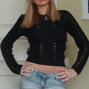 Svart stickad spetströja  - En svart mönstrad stickad spetströja som är köpt secondhand och i storlek xxs. Säljer då den inte längre kommer till användning, skriv om ni vill ha fler bilder. Pris kan diskuteras💕