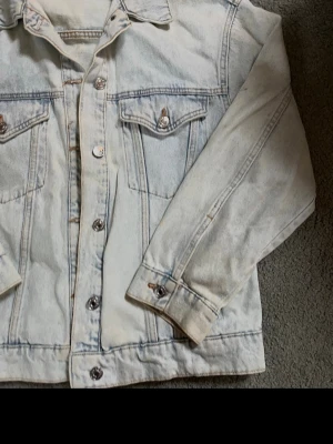 Jeansjacka! - Så snygg jeansjacka från mango! Har en lite oversize passform på mig som är 165🤍🌷