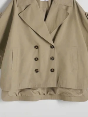 Poncho kappa - Säljer denna kappa från reserved som är slutsåld på hemsidan. Tyckte den var lång bak som man kan se på bilderna så jag sydde upp den så att baksidan hade samma längd som framsidan. Storleken är one size. 