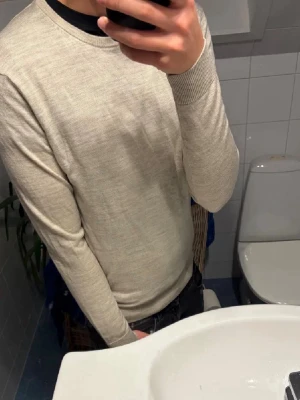Selected Homme 100% Merinoull Slimfit Tröja - Tja! Säljer en as fet Selected Homme stickad tröja i 100% Merinoull. Otroligt skönt material och as bra passform, Sitter Slimfit. 10/10 Skick. Hör av dig vid minsta fundering!
