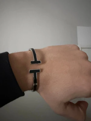 Svart silvrigt armband - Säger ett armband jag aldrig använt eftersom jag inte gillar de. Skriv vid fler frågor.