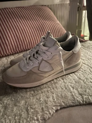 Philippe Model  - Stilrena vita sneakers från Philippe Model med detaljer i mocka och mesh. Märkeslogga på sidan och tungan. Skorna är modellen TRPX och är ett par riktigt sköna skor. Skick:9/10 Skicket är på topp och de är knappt använda. Kan bytas. ! Inga defekter!