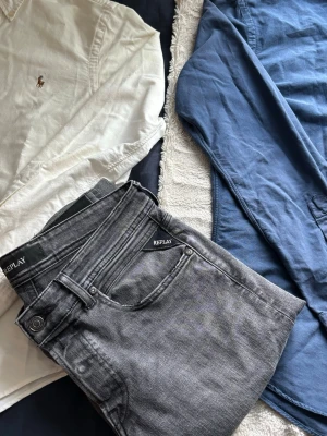 Grå jeans från Replay - Riktigt sköna  gråa jeans från Replay  (Grover Modell). De är straight fit samt så materialet är mjukt denim så riktigt sköna. Goa stiliga o fräscha jeans från replay.         Skick 9/10🤩 storlek 30/32 priset ej hugget i 🪨!!