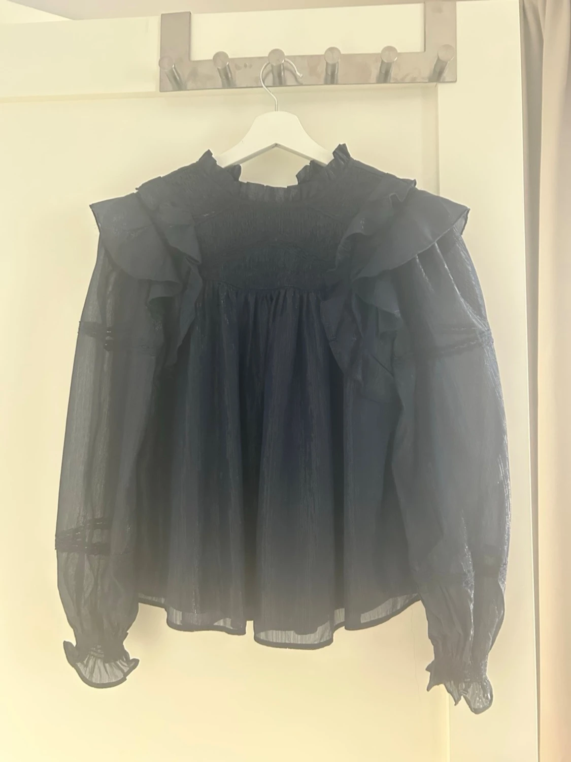 Mörkblå volangblus med lång ärm