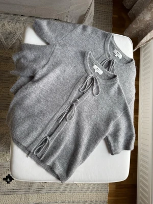 Grå kofta med knytband - Två helt oanvända tröjor från Gina Tricot i storlek S och M