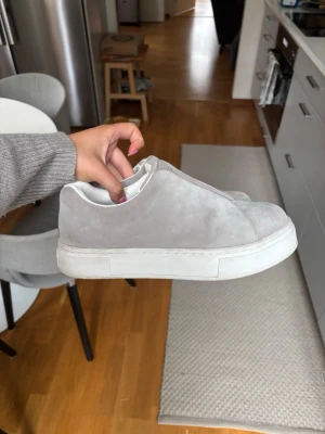 Eytys Doja Sneakers - Snygga gråa sneakers från eytys, säljer pga att de är för små för mig. Använda 2 ggr💕orginalpris 2200