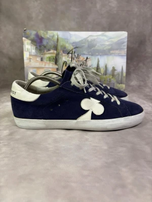 The Gallerist Skor - Stl 43 - Feta Skor från The Gallerist i Marinblå färg! 🎨Mycket bra skick: 9/10, utan defekter! | Stl: 43 | Medföljer vid köp: Skorna och Skoboxen | Hör av dig vid frågor eller vill ha fler bilder 🙌