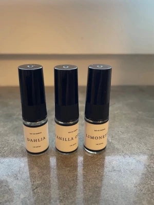 3 små nya parfymprover med spray Curiosa  - Tre små nya parfymprover med sprayfunktion från Curiosa. Dofterna är Dahlia, Vanilla Orchid och Limonetté. Perfekta att ta med i väskan eller testa olika dofter. Varje flaska rymmer 3 ml. Pris för alla tre. 