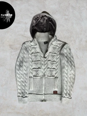 Cardigan med päls liknande foder - Grå stickad kofta med dragkedja och huva med kabelstickade ärmar, triangelformade detaljer fram och ett mjukt, lurvigt foder inuti huvan (inte riktig päls). Storlek L men passar M. Hör av dig för mått vid osäkerhet.                                                                    ~                                                                            Nypris okänt, liknande säljs för cirka 800-1200kr | Vårt pris: 799 kr. Alla följare får rabatt!