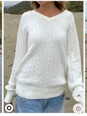 Brandy Melville Cable Knit - En jättefin krämvit tröja från Brandy Melville som är köpt i Frankrike. Perfekt att använda som en off shoulder tröja. Knappt använd. Skulle säga att den är en M.