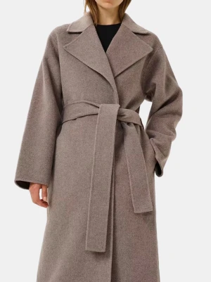 Ny Kappa, Inwear LuroIW Lula Coat Premium - Väldigt snygg kappa i en vävd ull- och kashmirblandning i färgen Satellite Melanie som ger en clean och minimalistisk look. Perfekt för dig som gillar stilrena plagg.                                  Har använt enbart en gång men känner tyvärr att den är för stor för mig. Inköpt i dec för 2320 kr på rabatt på Åhléns, kvitto finns. Nypris 2900 kr