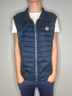 Colmar Väst - Colmar Väst| Storlek: M| Modellen är 177 cm| Skick: 8/10 defekt på sista bilden| Pris: 299kr| Priset går alltid att diskutera😊