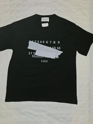 Maison Margiela t-shirt - Snygg svart Maison Margiela  t-shirt || Storlek S || helt ny