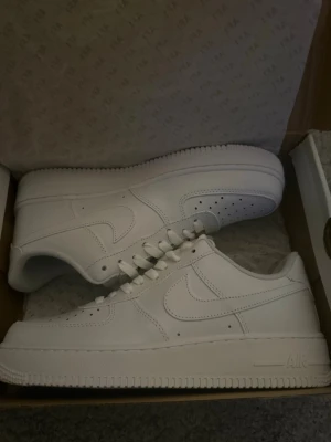 Nike Air Force 1 vita sneakers - Nike airforce 1 som aldrig använts, fick dem i julklapp förra året men dem passade inte mig och vi har inte lyckats lämna tillbaka. 