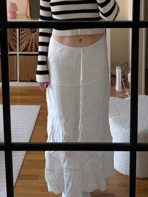 Vit långkjol med snörning - Säljer en vit långkjol med snörning i midjan (jag är 167 cm).  Kjolen är inte genomskinlig🎀