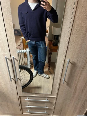 Gran sasso tröja - Gran sasso tröja i utmärkt skick, färgen är lila i vissa ljus marinblå. Den är gjord i en kashmirblandning och är den skönaste tröjan jag haft. Passar dig med L kanske till och med xl