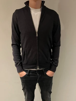 J Lindberg tröja  - Säljer nu min snygga j Lindberg tröja i 100% merinoull. Storlek s och modellen är 180cm. Hör av er vid fler frågor