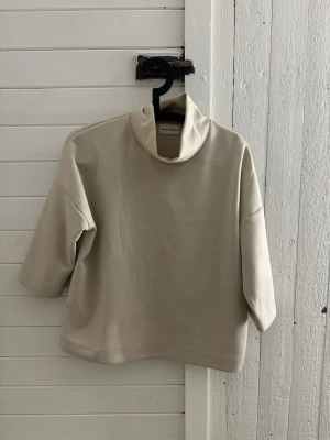Trekvarts  - Säljer en beige tre kvarts ärmad tröja med krage från carin wester! i storlek xs om jag inte har fel. Nypris 399
