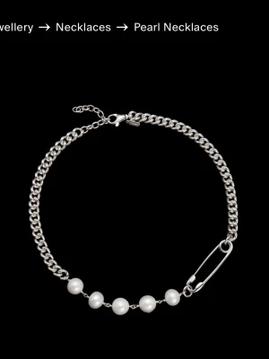 Maria Nilsdotter halsband  - ”Rebel necklace” från Maria Nilsdotter. Både äkta silver och pärlor, använt ett par gånger men inga defekter och i väldigt bra skick. Boxen ingår i köp och kvitto finns som bevis på äkthet ifall man vill se. Nypris ligger på 7,5k. Pris kan diskuteras och det är bara att höra av sig vid frågor. Kan även mötas upp i Stockholm! ❤️Tryck gärna inte på ”köp nu” ❤️