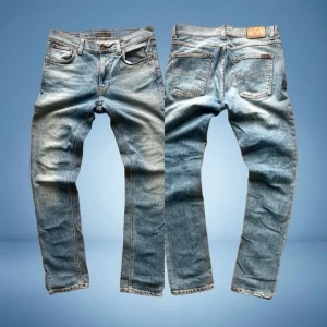 Nudie denim archive faded jeans - Otroligt feta nudie jeans som kommer briljera nu till våren. Jeansen har massa fade längst benen i rikigt schysst bljusblå denim färg. Jeansen är i perfekt skick, utan några defekter så vitt jag vet. Jeansen är i storlek 31/32. Bara att skriva vid minsta fråga. Priset är ej hugget i sten, och kan gå ner lite vid snabb affär. Bara att skriva vid minsta fråga!