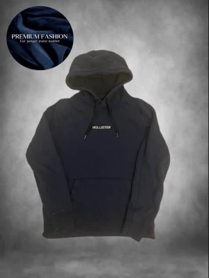 Hollister hoodie mörkblå - Tja säljer en Snygg mörkblå hoodie från Hollister med klassisk logga på bröstet. Hoodien har huva med dragsko och en stor magficka framtill. Perfekt för en avslappnad och stilren look. Tillverkad i mjukt och bekvämt material. Storlek M passar bra på killen på bilden som är ungefär 183cm lång😁skick 10/10 inga defekter🙌🏼någon mer fråga eller fundering hör av dig🤩mvh premium fashion🤗