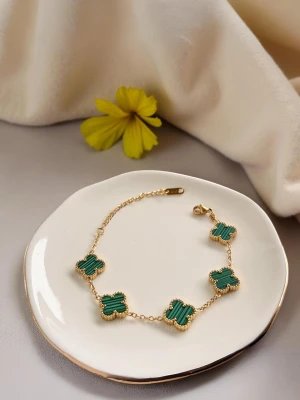 Klöver Armband i Stål med 18K Guld, Vattentålig - Armband i rostfritt stål med 18K guldplätering  Klöverna är dubbelsidiga. Den är motståndskraftig mot färgblekning.  För att kunna använda den i många år bör kontakt med parfym och kemiska produkter undvikas.  Huvudmaterial: Rostfritt Stål Plätering: 18K guldplätering