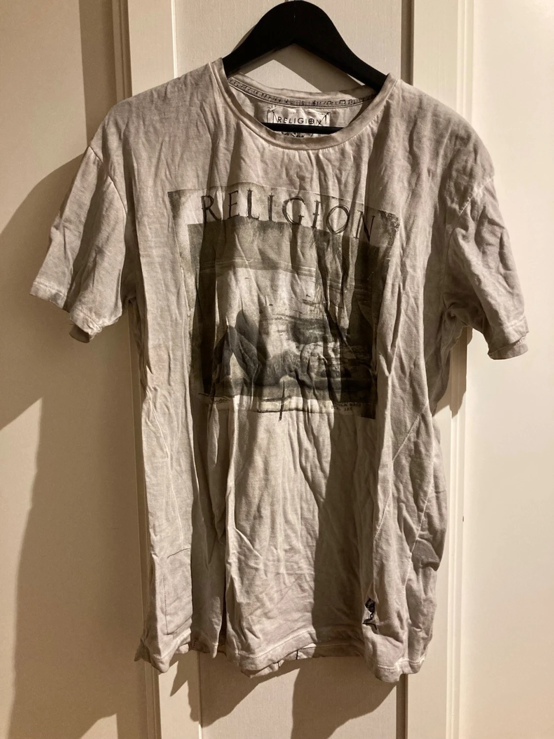 Grå t-shirt från Religion med tryck