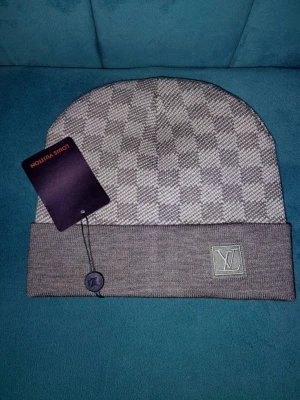 Grå Louis Vuitt8n mössa med mönster - r