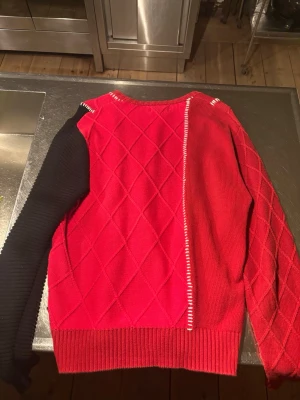 Stussy Tröja - Skit cool stussy tröja som där med var limited , jag köpte på deras hemsida för 1 år sen, använt 1 gång ! Nypris var 3000 mitt är 1100! Själv klart diskuterbart