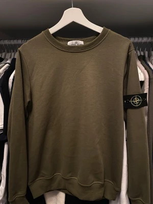 Stone island tjocktröja  - Säljer nu min militärgröna stone island tjocktröja, inte använd många gånger, sparsamt tvättad endast en gång. Topp skick, en riktigt snygg och bekväm tröja. Vid frågor kontakta mig! Storleken är mellan S-M