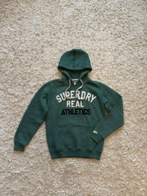 Superdry hoodie grön - Snygg hoodie från superdry i toppskick. Storlek S!