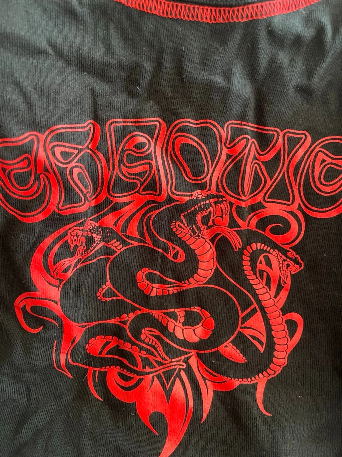 Svart croppad topp med röd drakprint - 1