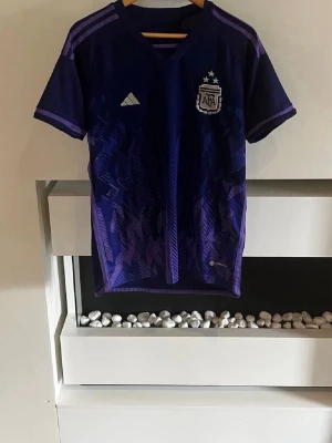 Argentina T-shirt 22/23 - Tjena, säljer denna stilrena Argentina 22/23 fotbollströjan i storlek M. Skriv gärna vid intresse! 