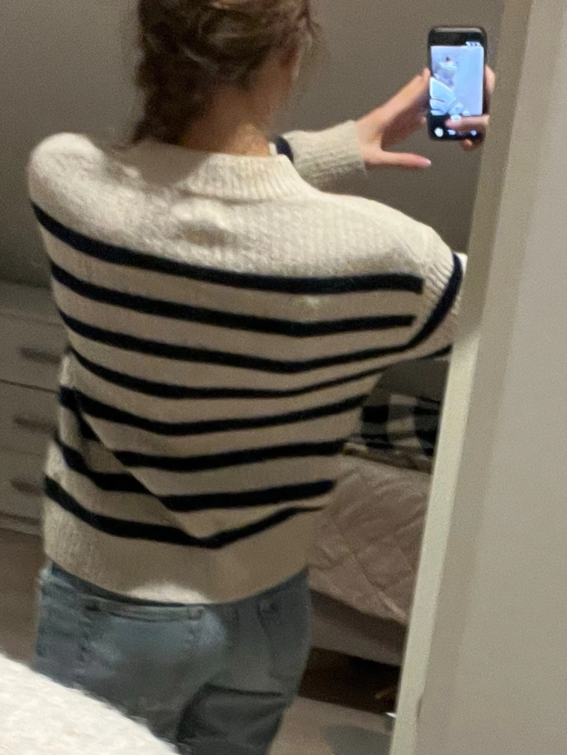 Vit och marinblå randig stickad tröja - 1