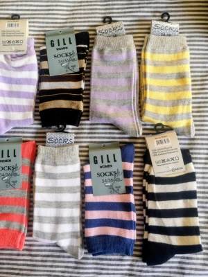 8 Par Randiga Flickstrumpor Stl 34/36 - Helt nya, stl 34 /36 Finstickade strumpor i mjuk bomullsblandning, har högt skaft med resår, rök och djurfri hem.