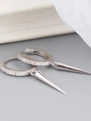 Silvriga hoops med strass och spikes - Snygga örhängen i silverfärg med små gnistrande strasstenar runt hela ringen och en hängande konformad spike. Materialet ser ut att vara metall med glittrande stenar. Mini!💞