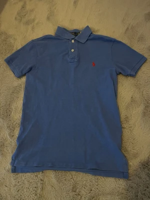 Ralph lauren Piké stl S - Ralph lauren piké i stl S, nyskick, nypris ca 1k. Ljusblå. Hör av er vid funderingar 