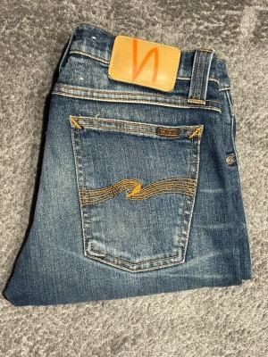 Blåa Nudie Jeans - Blåa Nudie Jeans||Skick 9/10||Storlek W28/L32 men lite uppsydda så mer som W28/L30||Modell Super Slim Kim||Skriv vid minsta intresse||