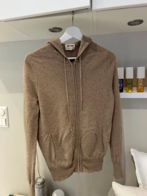 Beige hoodie med dragkedja Soft Goat - Orginal pris: 2695 kronor. Använd få gånger, inga hål inget förstört.  Som helt ny. Storlek M men kan passa S också. 🥰🥰