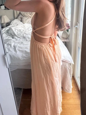 by malina klänning - så så fin bal klänning ifrån by malina😍 kan tänka mig gå ner i pris och har 10% rabatt vid köp av bundles!🥰